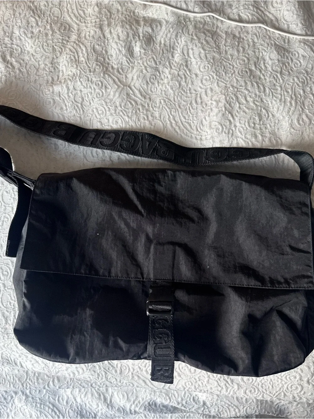 BAGGU Nylon Sport Messenger Bag in Black, Fits 13/14 inch laptop